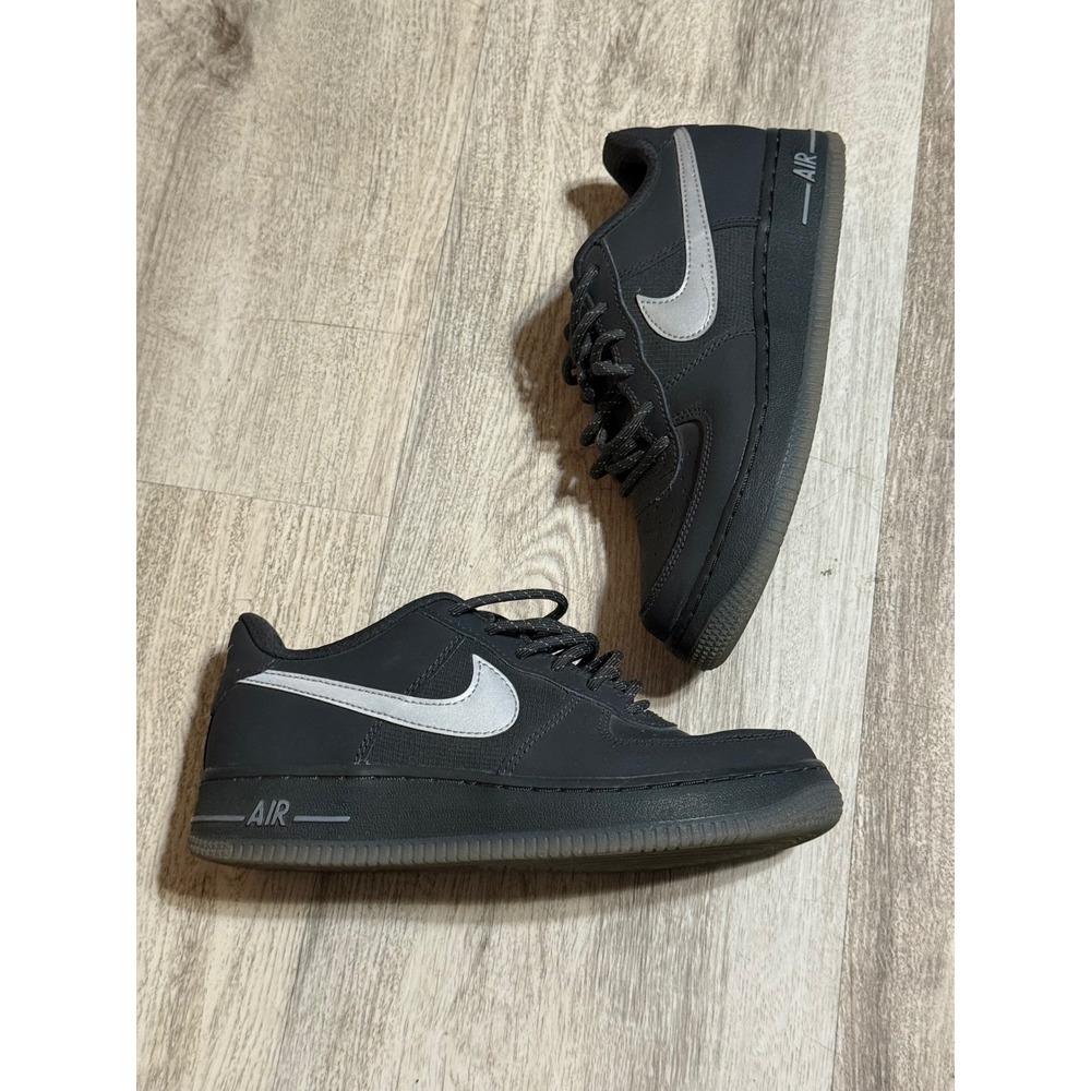 Nike‎ Air Force 1 LE in black with a silver or reflective swoosh size 5